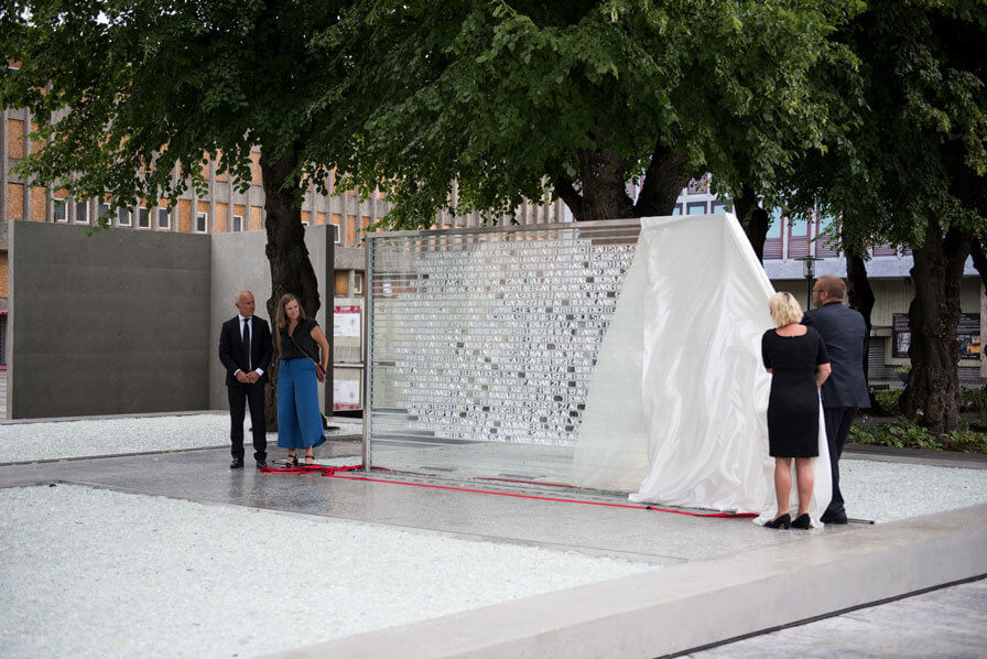 Midlertidig minnested i regjeringskvartalet etter 22. juli hendelsene avduket